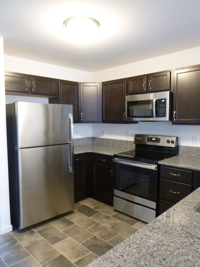 Building Photo - Luxury Townhome!