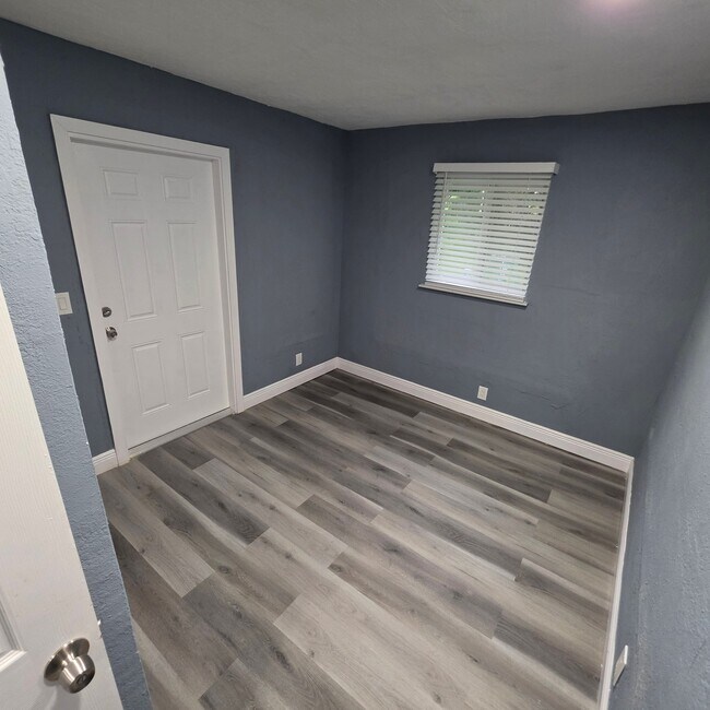 Foto del edificio - 5802 NW 12th St