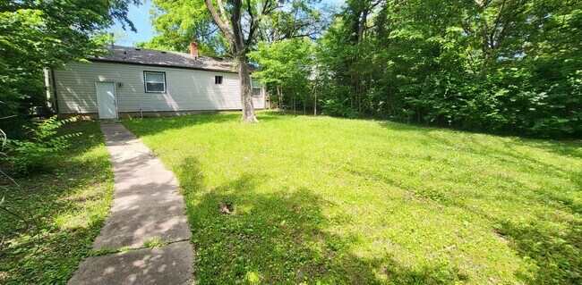 Foto del edificio - Southeast 2 BR house! 1 car garage! $995!