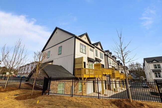 Foto del edificio - Brand New Mix-used Community