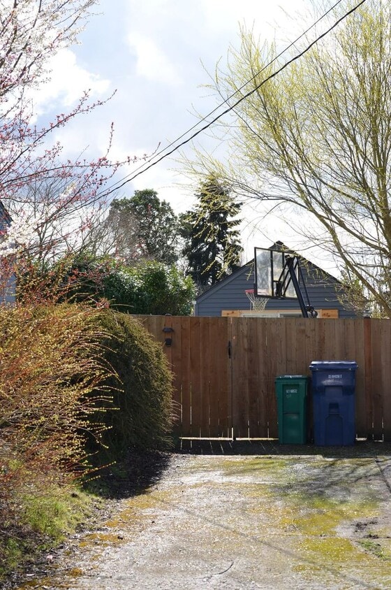 Primary Photo - West Seattle - Studio Home with Yard