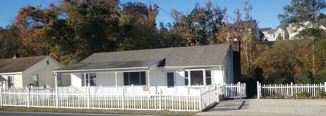 Building Photo - 3 BDRM, 2 BA Rambler w/ Basement - Great l...