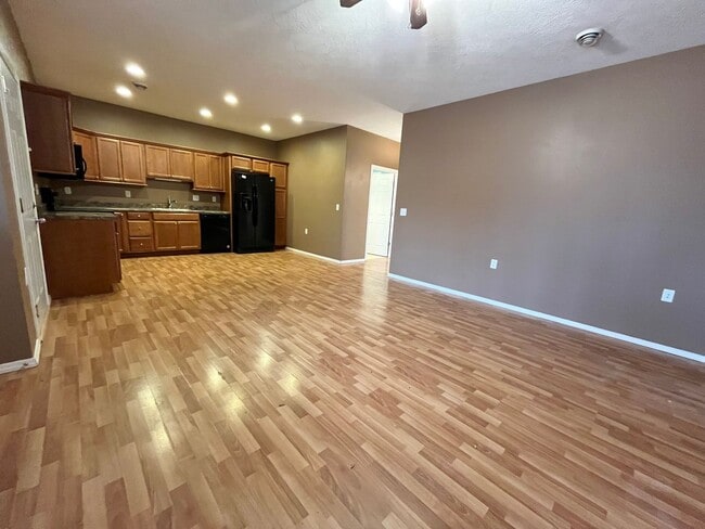 Building Photo - 2 Bedroom Twinhome For Rent in Lennox, SD!!