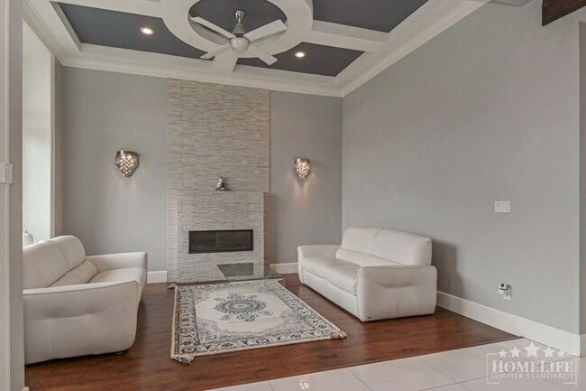 Building Photo - Beautiful 3 bedroom custom built fully fur...