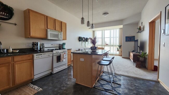 Building Photo - 2650 University Ave W