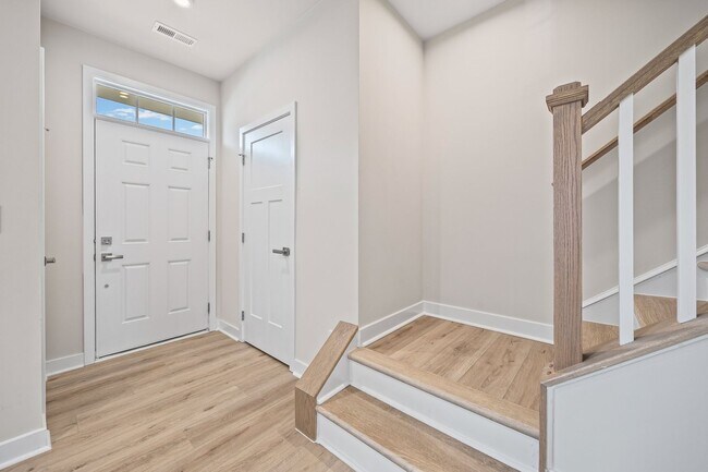 Foto del edificio - Like new 3-bed, 2.5 bath townhome in Cramerton Mills Parkway!