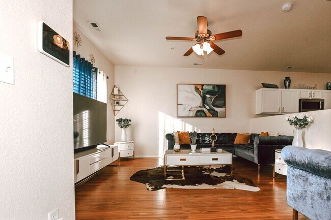 Building Photo - 3 Beds 3 Bath Townhome Minutes From Fort C...