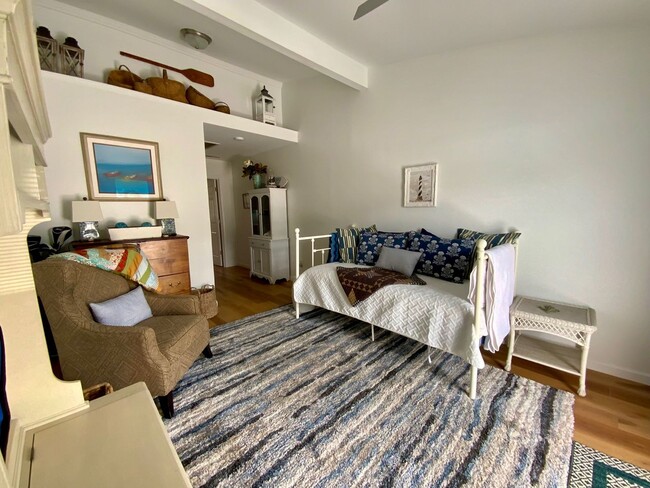 Foto del edificio - Furnished Waterfront Two Bedroom Townhome ...