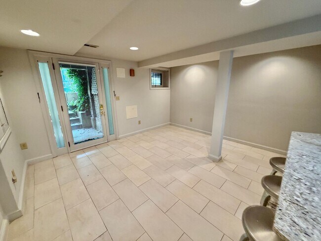Foto del edificio - Delightful Dupont Tree-Lined Swann Street 2 Bedroom Lower Level Apt with W/D