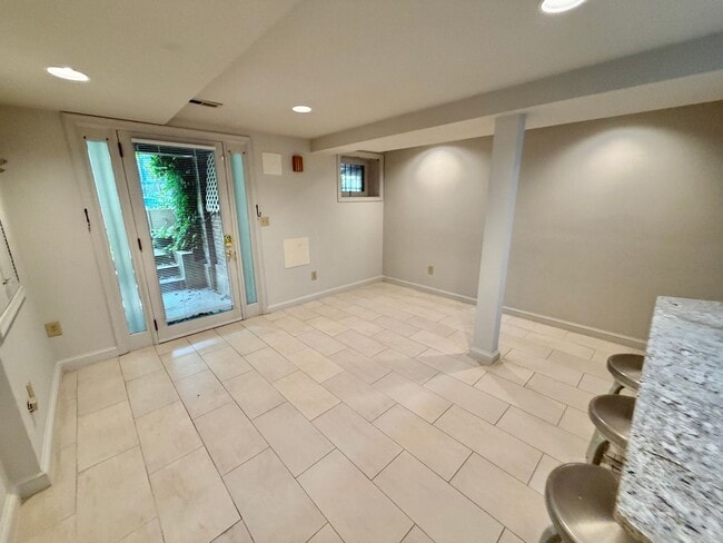 Building Photo - Delightful Dupont Tree-Lined Swann Street 2 Bedroom Lower Level Apt with W/D
