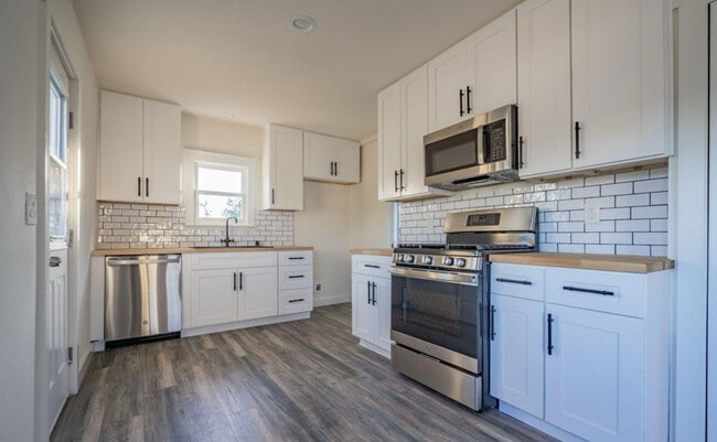 Building Photo - 741 Jazmin Ave