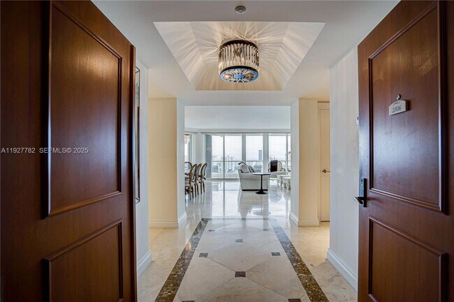 Foto del edificio - 7000 Island Blvd