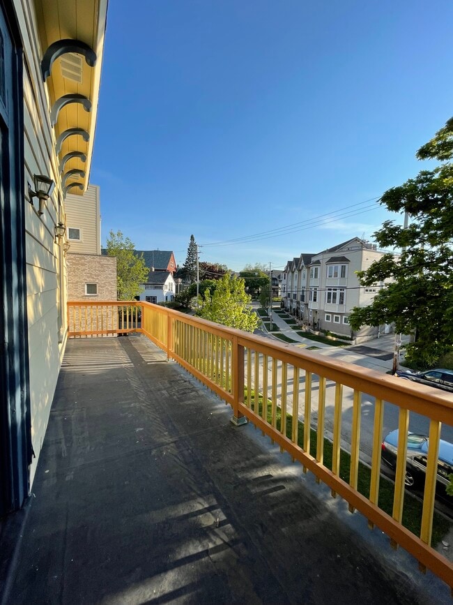 Foto del edificio - 2030 N Cambridge Ave