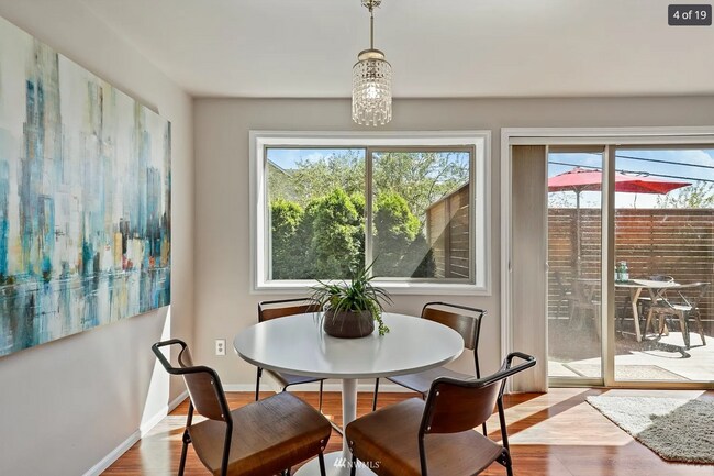 Dining area - 932 29th Ave S
