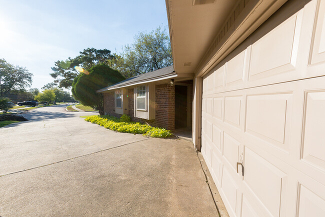 Foto del edificio - Brick Ranch with 2 car garage