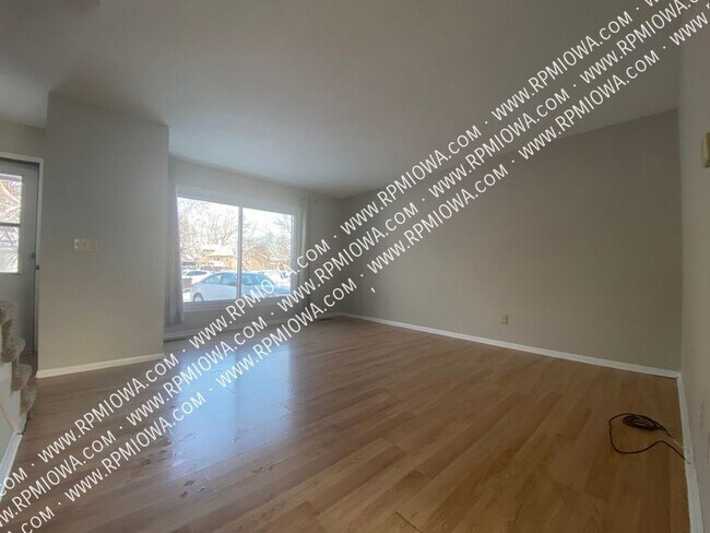 Building Photo - CHARMING DUPLEX! 3 Bedroom and 1.5 Bathroo...