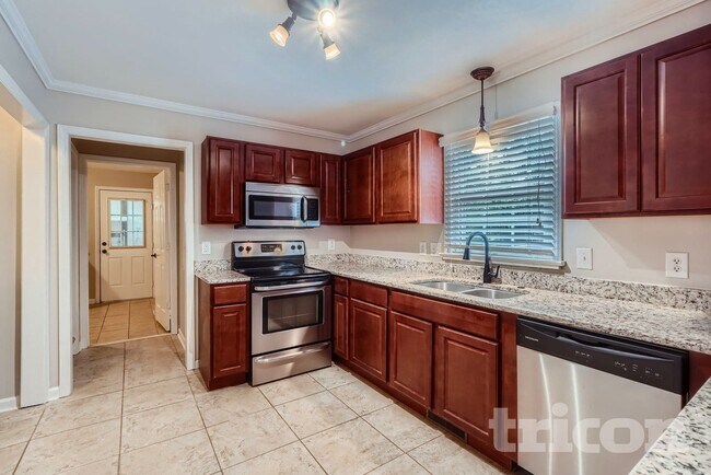 Building Photo - 2201 Fox Hunt Dr
