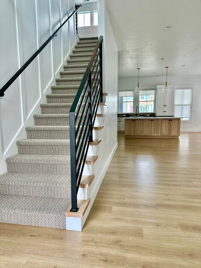 Building Photo - Gorgeous 5 Bed 3.5 Bath Home at Daybreak I...