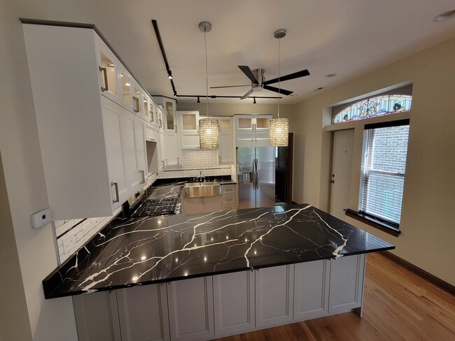 K - 2123 N Sheffield Ave