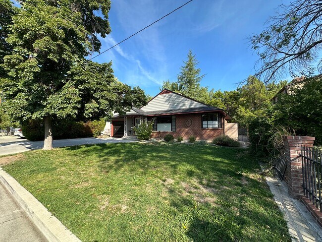 Building Photo - 3-Bedroom, 2-Bathroom Charmer!