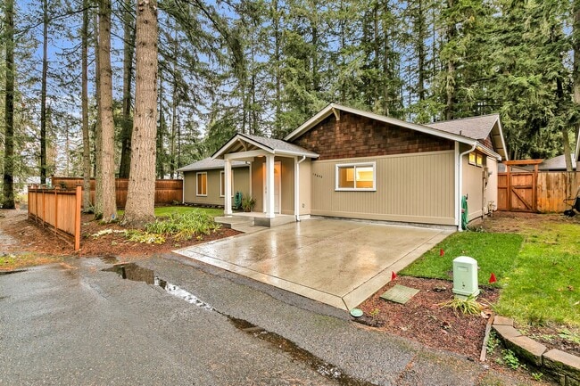 Building Photo - Beautiful Kitchen and Large back yard in a...