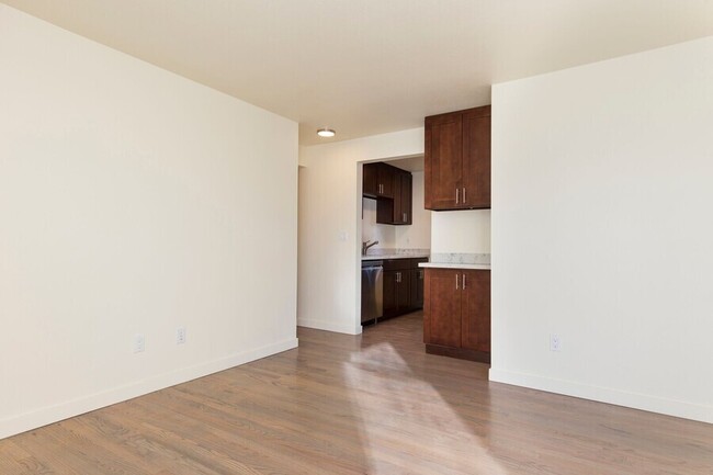 Building Photo - Spacious 2-Bed + Den, 2-Bath with In-Unit ...