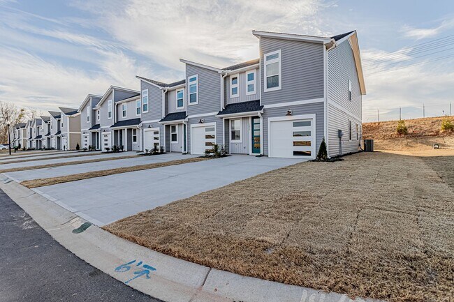 Foto del edificio - Brand New Townhome in Spartanburg, Pool, D...