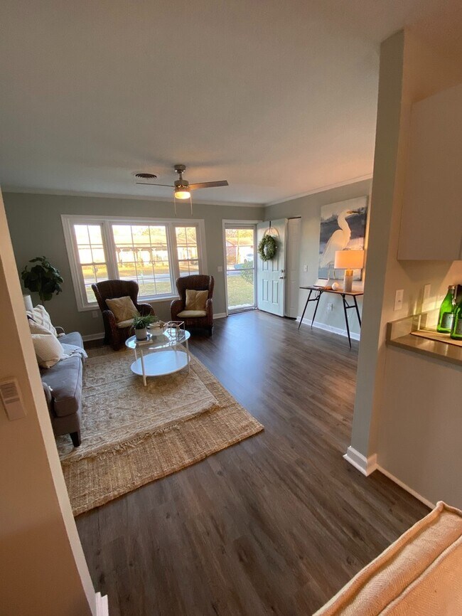 Foto del edificio - Charming 4 Bedroom with Fenced Backyard!