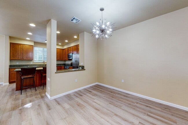 Foto del edificio - Town House Near Downtown Pleasanton  3 Bed...