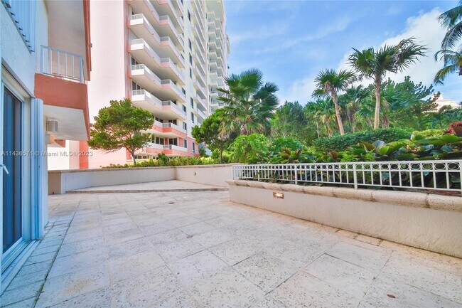 Foto del edificio - 789 Crandon Blvd