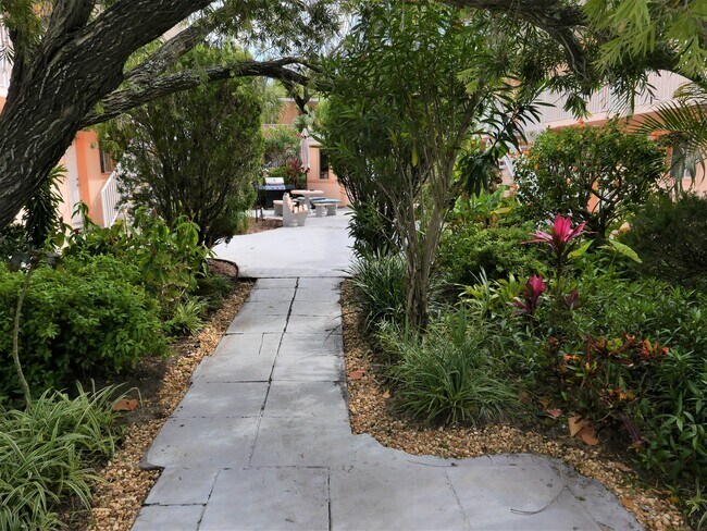 Building Photo - 211 Circle Dr