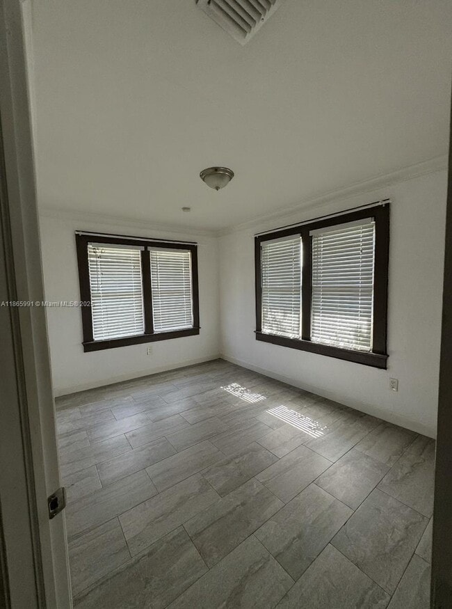 Building Photo - 934 SW 8th Ct