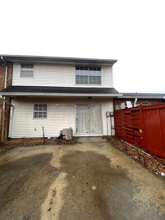 Building Photo - 704 E Thompson Rd