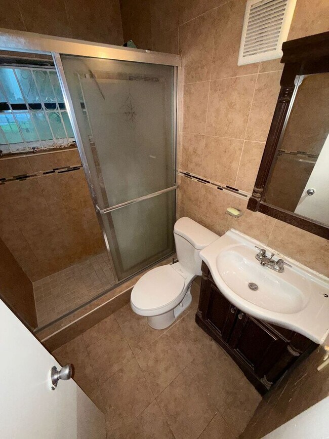 Building Photo - Spacious 4BR Home in Miami – Move-In Ready & Prime Location!