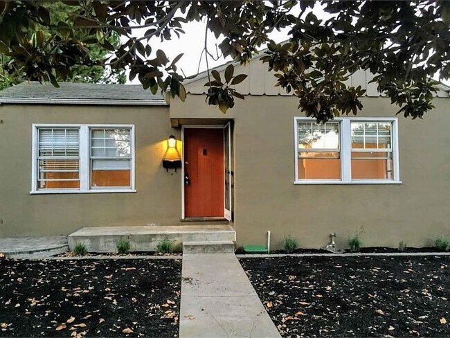 Building Photo - 235 W Dana St