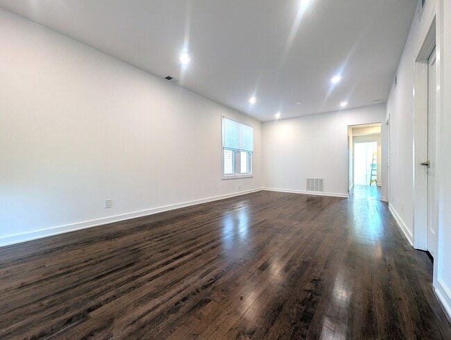 Building Photo - 2437 W Leland Ave