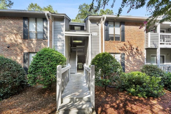 Foto del edificio - 527 Warm Springs Cir
