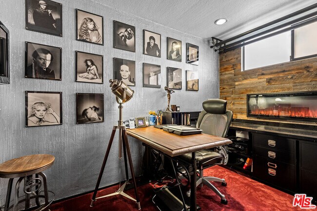 Foto del edificio - 1543 N Beverly Glen Blvd