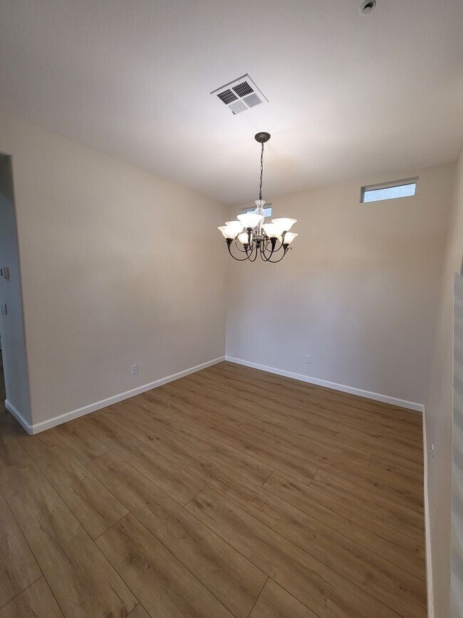 Building Photo - Beautiful 4-Bedroom Brentwood Home on Corn...