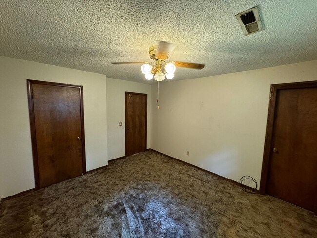Building Photo - Charming 3 bed/1 bath home!