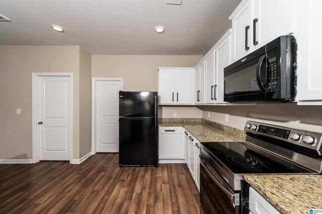 Foto del edificio - 355 Farmhouse Ln N