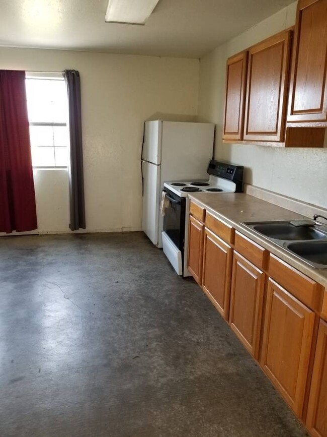 Building Photo - $850 / 1br - Approximately 800 Sq. ft. Cou...