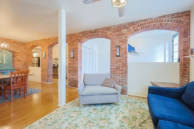Building Photo - Hovey Condo