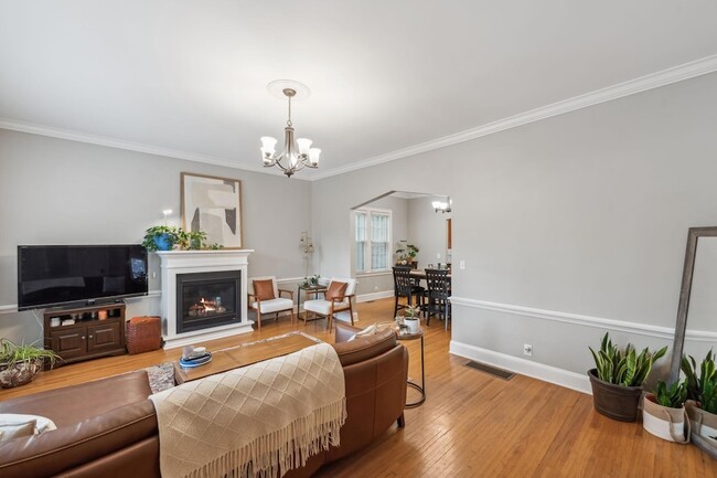 Foto del edificio - 813 Kenwood Pkwy