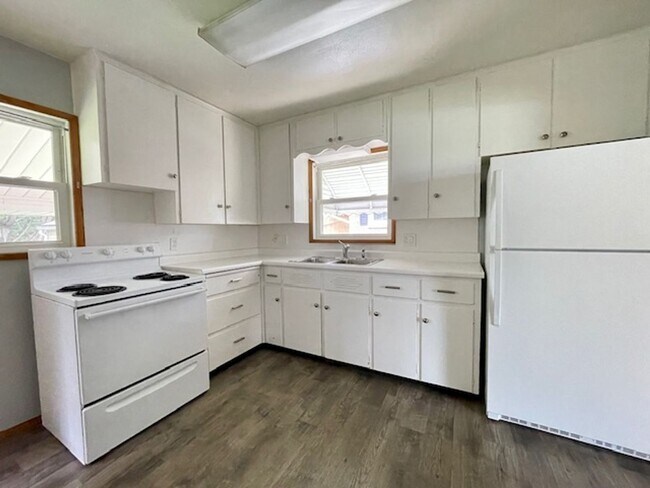 Building Photo - In BELLVILLE!  3 Bedroom Ranch Home!
