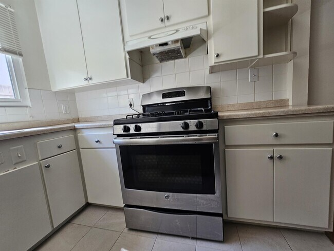 Building Photo - 831 Roble Ave