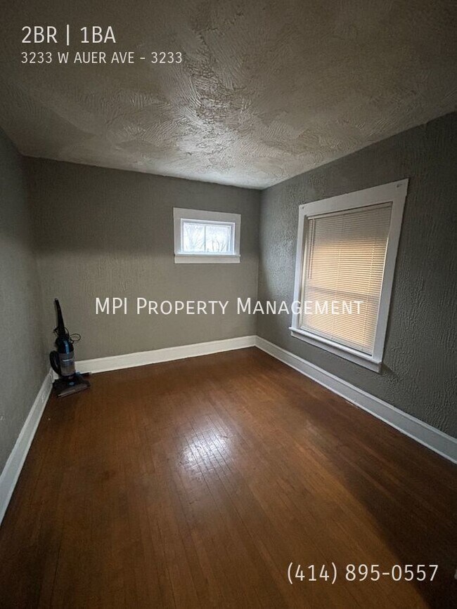 Building Photo - 3233 W. Auer Avenue- 2 BR Lower