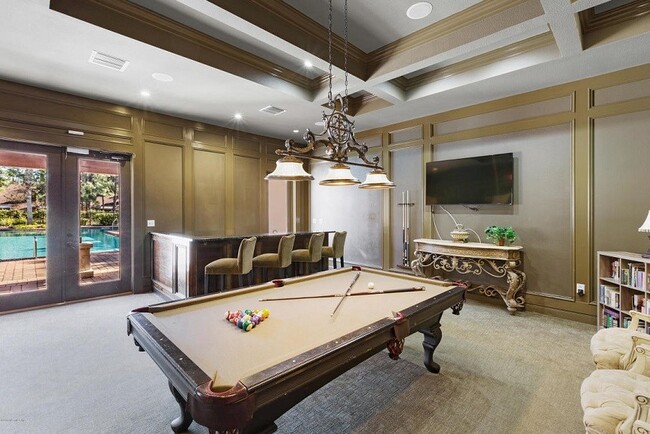 ¡Juega una partida de billar con vistas a la piscina! - 100 Fairway Park Blvd