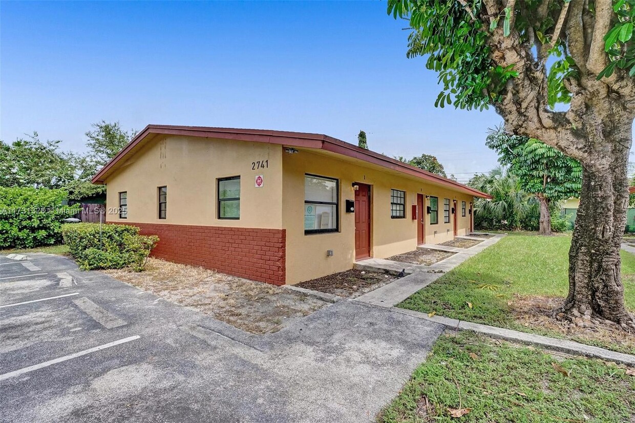 Foto principal - 2741 NW 1st St