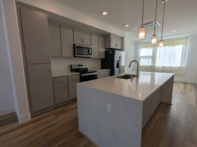 Foto del edificio - 250 Waters Park Cir